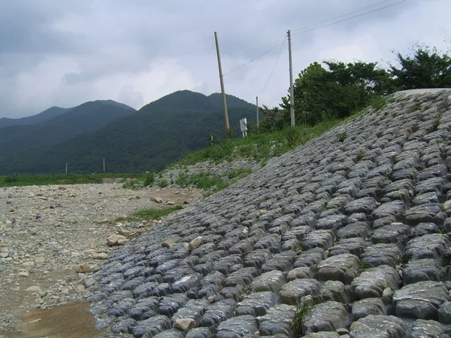 하천 사면에 시공한 산돌사면블록